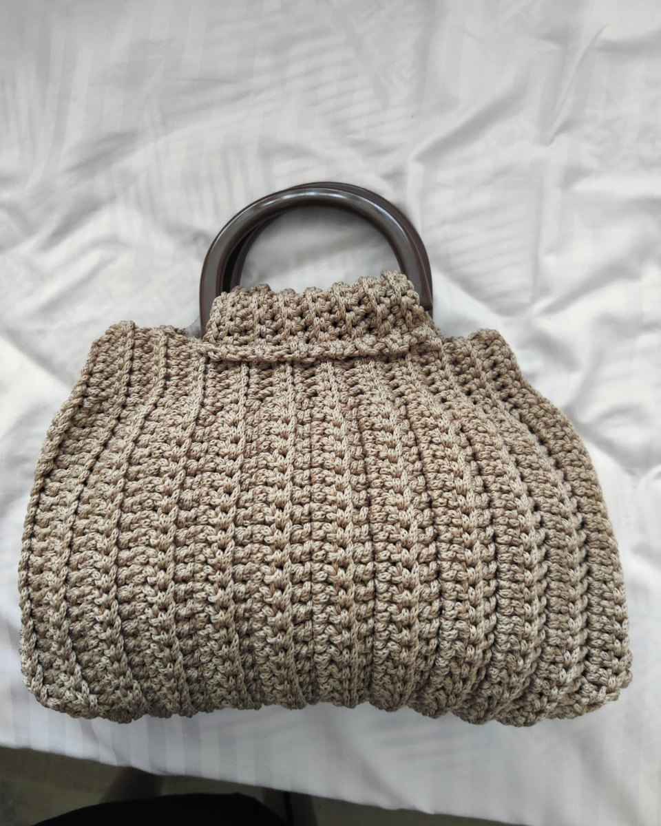 Bolso tejido beige de punto grueso con asas rígidas redondas