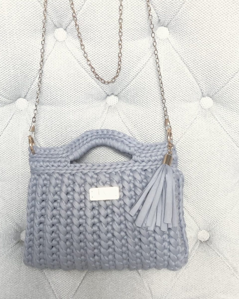Bolso tejido celeste de punto grueso, con asa tejida, cadena para el hombro y borla