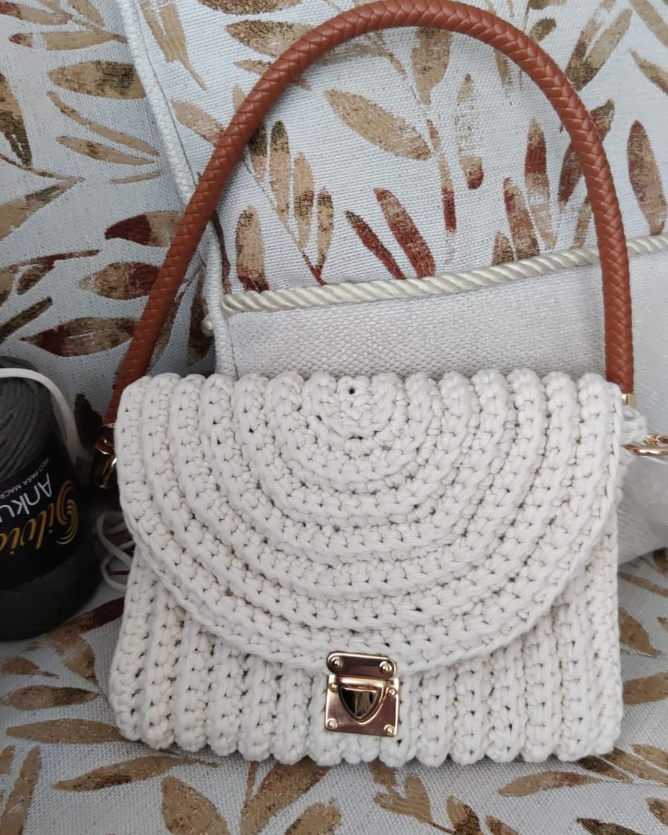 Bolso tejido crema con solapa redonda y asa trenzada color caramelo