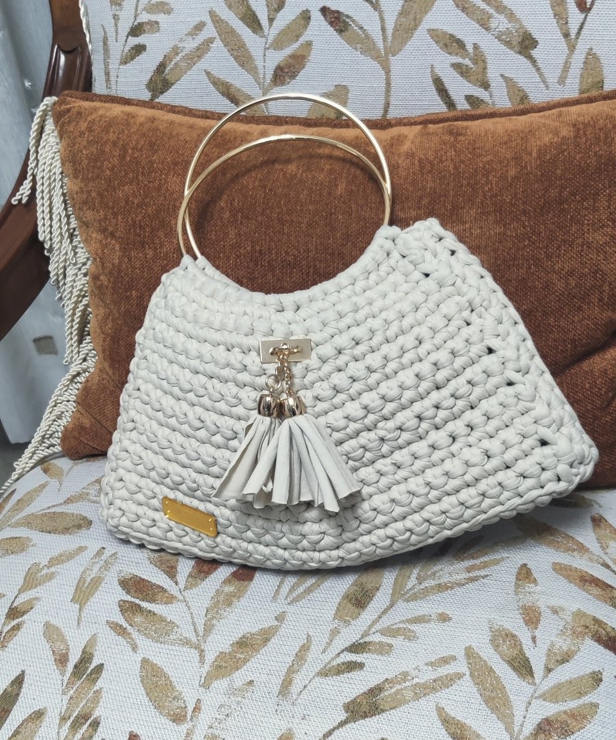 Bolso tejido color perla con asas de aro dorado