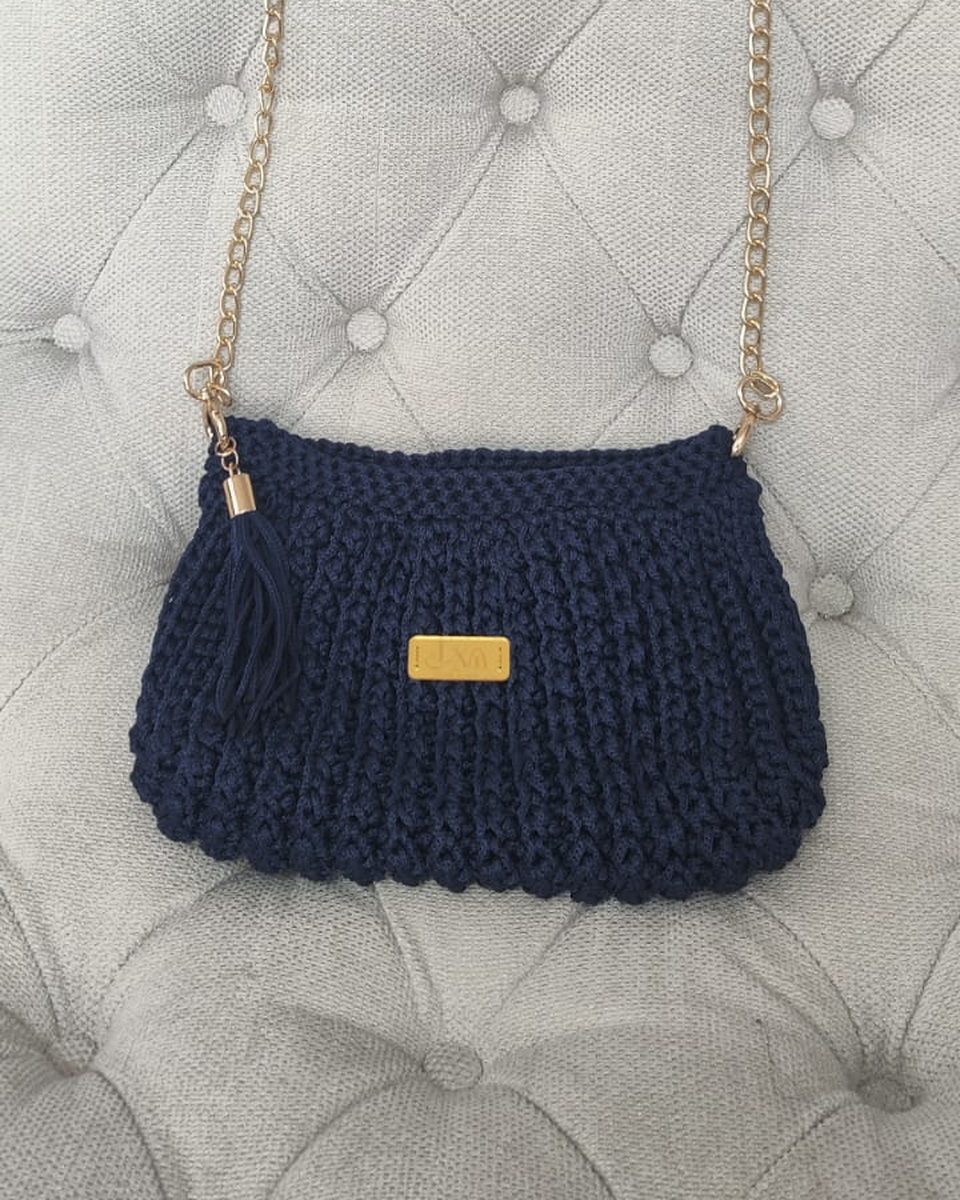 Bolso tejido azul marino con cadena dorada y borla