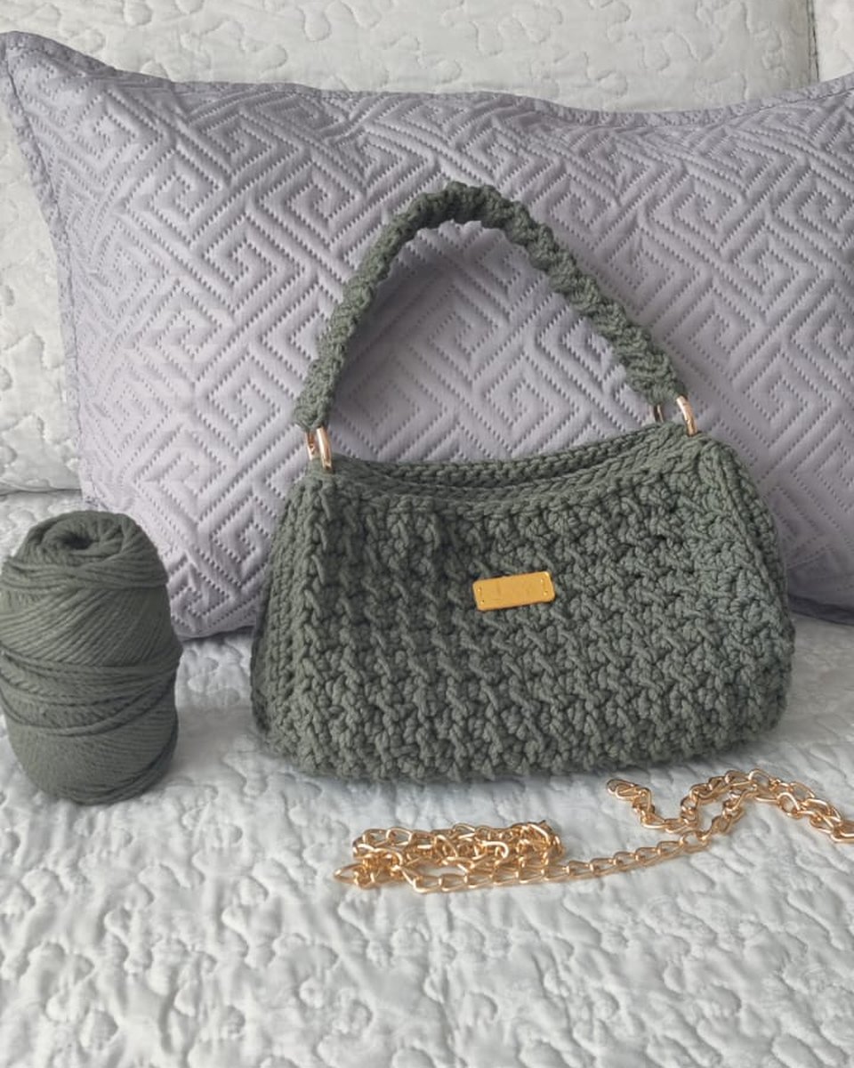 Bolso tejido verde olivo con asa trenzada y cadena dorada